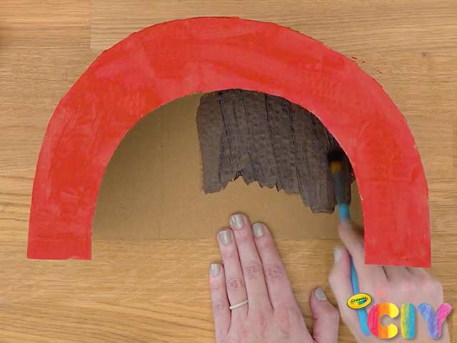 https://www.crayola.com/-/media/Crafts-New/Craft-Directions/Cardboard-Pizza-Oven-Craft/Cardboard-Pizza-Oven-Craft-Crayola-CIY_Visual-Step8.jpg?h=480&la=en&w=640