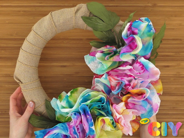 https://www.crayola.com/-/media/Crafts-New/Craft-Directions/Mothers-Day-Wreath_Step-12.jpg?h=480&la=en&w=640