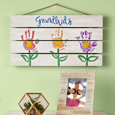 https://www.crayola.com/-/media/Crafts-New/Product-Cards/250x250/FathersDayTicTacToe/Fathers-Day-Toolbox_Crayola-CIY_Product-Card/Flower-Handprint-Plaque-Product-Card.jpg?h=450&la=en&w=450