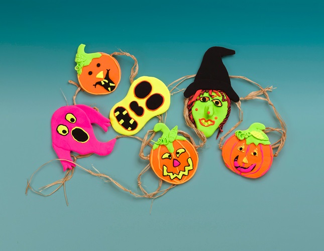 Hauntingly Boo-tiful Halloween Garland Craft | crayola.com