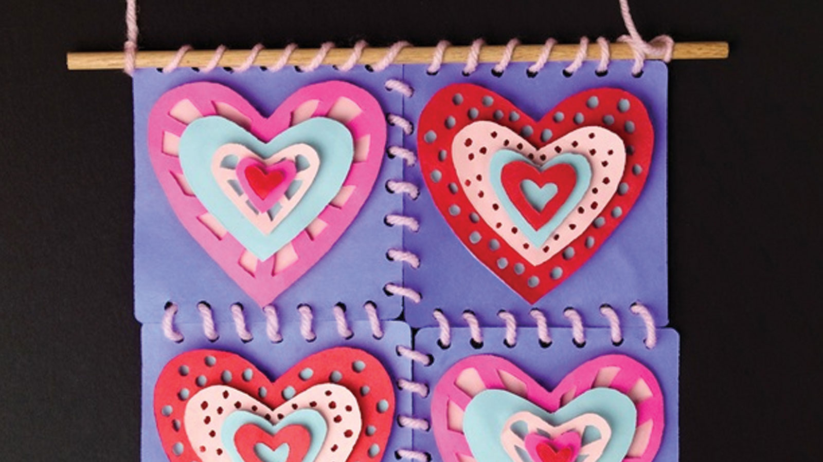 Colcha de papel recortado de corazones colgantes